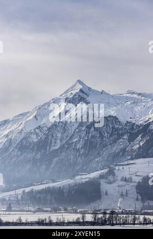 Schneebedecktes Kitzsteinhorn im Winter, Skilift, Österreich, Europa Stockfoto