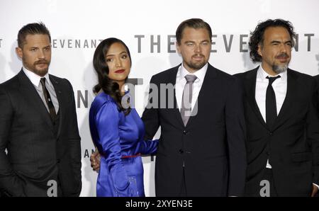 HOLLYWOOD, CA, Grace Dove, Alejandro Gonzalez Inarritu, Leonardo DiCaprio und Tom Hardy bei der Premiere von „The Revenant“ in Los Angeles im TCL Stockfoto