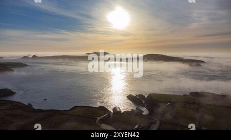 Aus der Vogelperspektive der niedrigen Wolken über Ramsey Island, St David's, Pembrokeshire, Wales, Großbritannien Stockfoto