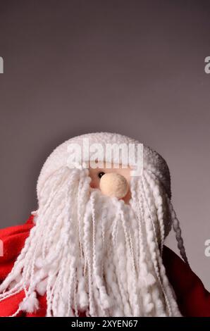 Porträt von funny Santa auf dunklem Hintergrund Stockfoto