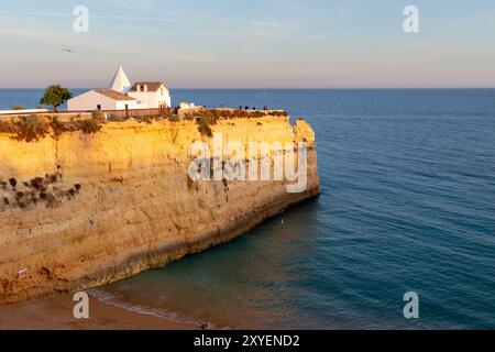 Nossa Senhora da Rocha, eine kleine Kapelle auf einer steilen Landzunge bei Porches an der Algarve, Portugal. Die kleine Kapelle Nossa Senhora da Rocha steht Stockfoto