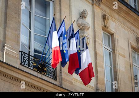 Paris, Frankreich. August 2024. Im Elysée-Palast wurden im Vorfeld des Treffens zwischen Emmanuel Macron und dem britischen Premierminister Keir Starmer Flaggen von Frankreich und der Europäischen Union aufgehängt. Der französische Präsident Emmanuel Macron begrüßte den britischen Premierminister Keir Starmer im Elysée Palace. Die beiden Staats- und Regierungschefs werden die Lage in der Ukraine und im Nahen Osten sowie die Aussichten für die Beziehungen zwischen der Europäischen Union und dem Vereinigten Königreich erörtern. Quelle: SOPA Images Limited/Alamy Live News Stockfoto