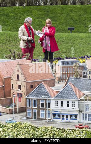 Haag, Niederlande, 8. April 2016: Menschen in Madurodam, Holland Park und Touristenattraktion in den Haag, Niederlande Stockfoto
