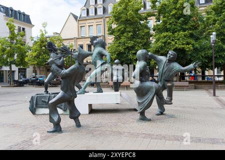 Skulptur der Jongleure, zentraler Platz in luxemburg im Theater des Capucins Stockfoto