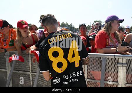 Monza, Italien. August 2024. AC Monzas Spieler Patrick Ciurria mit Fans im Autodromo, Monza Italien - Donnerstag, 29. August 2024. Sport - Fußball, (Foto AC Monza/LaPresse von Studio Buzzi) Credit: LaPresse/Alamy Live News Stockfoto