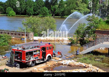 Feuerwehr im Einsatz bei Hochwasser in Magdeburg Stockfoto