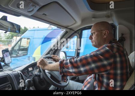 Fahrer eines Wohnmobils im Straßenverkehr Stockfoto