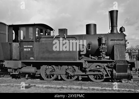 Alte Dampflokomotive im Magdeburger Hafen Stockfoto