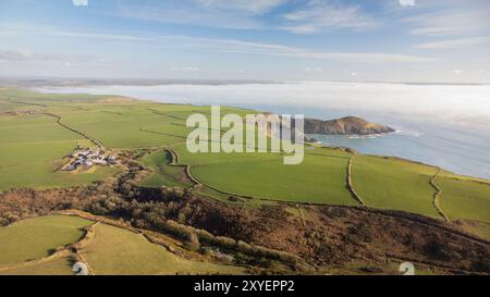 Niedrige Wolken über Pembrokeshire Stockfoto