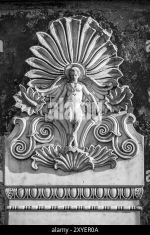 Detaillierte alte Stein Relief einen Mann auf einem deutschen Friedhof in Berlin. Stockfoto