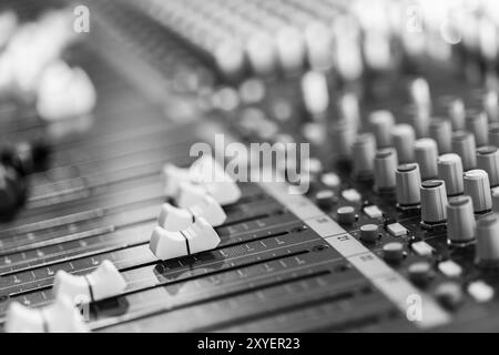 Professionelle Musikproduktion in einem Tonaufnahmestudio, Mixerpult Stockfoto