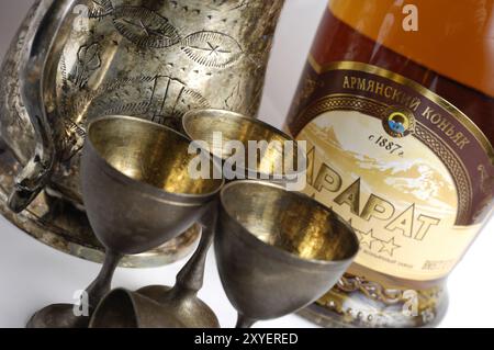 Flasche armenischer Brandy Cognac ARARAT und Vintage-Besteck aus nächster Nähe Stockfoto