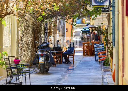 Nafplio, Griechenland, 30. März 2019: Altstadtstraßenpanorama mit gemütlichem Café in Nafplion, Peloponnes, Europa Stockfoto