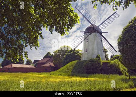 Windmühle und Farm Stockfoto