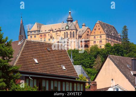 Blick auf das Marburger Schloss, das sich über den Dächern der nahegelegenen Gebäude in Marburg erhebt Stockfoto