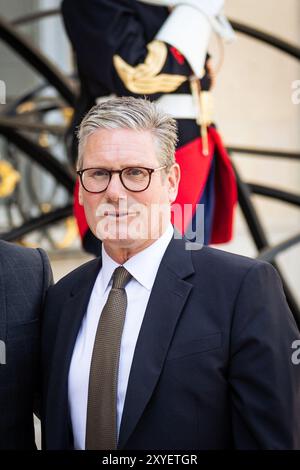 Paris, Frankreich. August 2024. Der britische Premierminister Keir Starmer trifft den französischen Präsidenten Emmanuel Macron im Elysée Palace. Der französische Präsident Emmanuel Macron begrüßte den britischen Premierminister Keir Starmer im Elysée Palace. Die beiden Staats- und Regierungschefs werden die Lage in der Ukraine und im Nahen Osten sowie die Aussichten für die Beziehungen zwischen der Europäischen Union und dem Vereinigten Königreich erörtern. (Foto: Telmo Pinto/SOPA Images/SIPA USA) Credit: SIPA USA/Alamy Live News Stockfoto