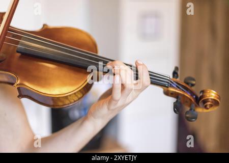 Hübsches junges Mädchen übt auf ihrer Violine, akustische Musik Stockfoto