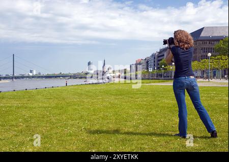 Junger Fotograf auf der Rheinwiese in Düsseldorf Stockfoto