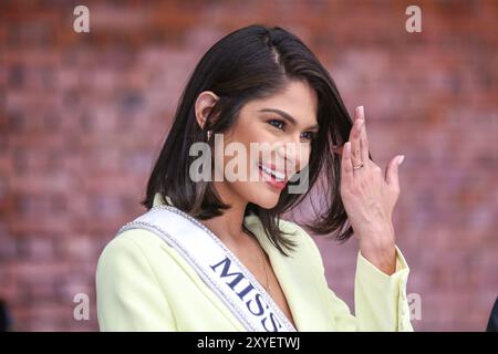 Die regierende Miss Universe Sheynnis Palacios winkt den Medien zu, als sie am 29. August 2024 vom VIP-Terminal des Tribhuvan International Airport in Kathmandu, Nepal, begleitet wird. Es ist das erste Mal, dass eine regierende Miss Universe die Himalaya-Nation besucht. Palacios kommt in Kathmandu vor dem Miss Universe Nepal Schönheitswettbewerb, der für die nächste Woche geplant ist. Palacios wird beim 72. Miss Universe-Wettbewerb am 18. November 2023 im Gimnasio Nacional Jose Adolfo Pineda in San Salvador, El Salvador, zur Miss Universe 2023 gekrönt. Sie ist die Nachfolgerin von R'Bonney Gabriel von The United Stockfoto