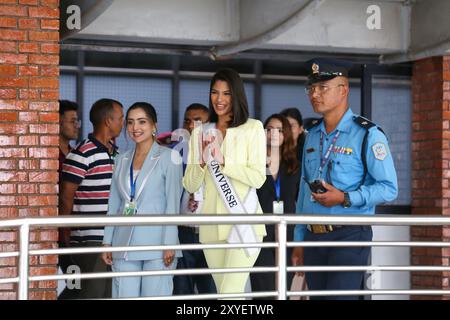 Die regierende Miss Universe Sheynnis Palacios (Mitte in gelbem Kleid) macht Gesten, als sie am 29. August 2024 den Tribhuvan International Airport Terminal in Kathmandu, Nepal, verlässt. Es ist das erste Mal, dass eine regierende Miss Universe die Himalaya-Nation besucht. Palacios kommt in Kathmandu vor dem Miss Universe Nepal Schönheitswettbewerb, der für die nächste Woche geplant ist. Palacios wird beim 72. Miss Universe-Wettbewerb am 18. November 2023 im Gimnasio Nacional Jose Adolfo Pineda in San Salvador, El Salvador, zur Miss Universe 2023 gekrönt. Sie ist die Nachfolgerin von R'Bonney Gabriel von The United Stockfoto