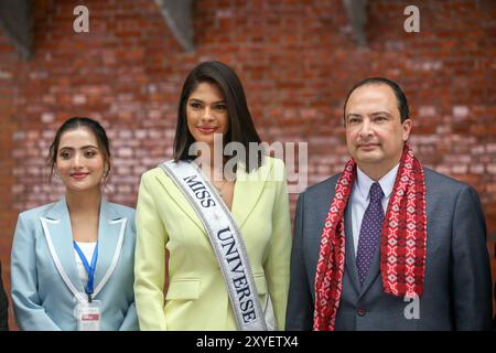 Sheynnis Palacios (Mitte) posiert für ein Foto nach ihrer Ankunft am Tribhuvan International Airport Terminal in Kathmandu, Nepal, am 29. August 2024. Es ist das erste Mal, dass eine regierende Miss Universe die Himalaya-Nation besucht. Palacios kommt in Kathmandu vor dem Miss Universe Nepal Schönheitswettbewerb, der für die nächste Woche geplant ist. Palacios wird beim 72. Miss Universe-Wettbewerb am 18. November 2023 im Gimnasio Nacional Jose Adolfo Pineda in San Salvador, El Salvador, zur Miss Universe 2023 gekrönt. Sie ist die Nachfolgerin von R’Bonney Gabriel aus den Vereinigten Staaten Stockfoto