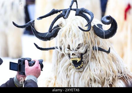 Razlog, Bulgarien, 14. Januar 2017: Traditionelles Karnevalskostüm beim Kukeri-Festival Starchevata, Europa Stockfoto