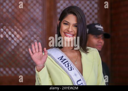 Die regierende Miss Universe Sheynnis Palacios winkt den Medien zu, als sie am 29. August 2024 vom VIP-Terminal des Tribhuvan International Airport in Kathmandu, Nepal, begleitet wird. Es ist das erste Mal, dass eine regierende Miss Universe die Himalaya-Nation besucht. Palacios kommt in Kathmandu vor dem Miss Universe Nepal Schönheitswettbewerb, der für die nächste Woche geplant ist. Palacios wird beim 72. Miss Universe-Wettbewerb am 18. November 2023 im Gimnasio Nacional Jose Adolfo Pineda in San Salvador, El Salvador, zur Miss Universe 2023 gekrönt. Sie ist die Nachfolgerin von R'Bonney Gabriel von The United Stockfoto