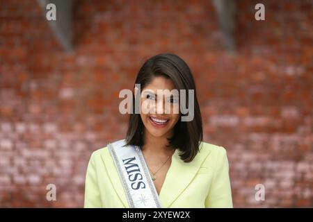 Sheynnis Palacios posiert für ein Foto nach ihrer Ankunft am Tribhuvan International Airport Terminal in Kathmandu, Nepal, am 29. August 2024. Es ist das erste Mal, dass eine regierende Miss Universe die Himalaya-Nation besucht. Palacios kommt in Kathmandu vor dem Miss Universe Nepal Schönheitswettbewerb, der für die nächste Woche geplant ist. Palacios wird beim 72. Miss Universe-Wettbewerb am 18. November 2023 im Gimnasio Nacional Jose Adolfo Pineda in San Salvador, El Salvador, zur Miss Universe 2023 gekrönt. Sie ist die Nachfolge von R’Bonney Gabriel aus den Vereinigten Staaten Stockfoto