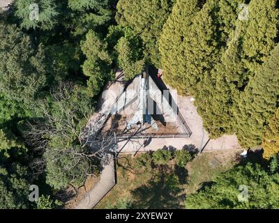 Guiyang, China. August 2024. Ein verlassenes Kampfflugzeug wird am 21. August 2024 zu einer neuen und einzigartigen Attraktion im Huaxi Park in Guiyang, China. Das Flugzeug, ein ehemaliger sowjetischer MiG-15-Jäger, der im Koreakrieg kämpfte, wird der Stadt 1982 geschenkt. (Foto: Costfoto/NurPhoto) Credit: NurPhoto SRL/Alamy Live News Stockfoto