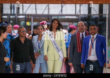 Die regierende Miss Universe Sheynnis Palacios (Mitte) wird am 29. August 2024 vom VIP-Terminal des Tribhuvan International Airport in Kathmandu, Nepal, begleitet. Es ist das erste Mal, dass eine regierende Miss Universe die Himalaya-Nation besucht. Palacios kommt in Kathmandu vor dem Miss Universe Nepal Schönheitswettbewerb, der für die nächste Woche geplant ist. Palacios wird beim 72. Miss Universe-Wettbewerb am 18. November 2023 im Gimnasio Nacional Jose Adolfo Pineda in San Salvador, El Salvador, zur Miss Universe 2023 gekrönt. Sie ist die Nachfolgerin von R’Bonney Gabriel aus den Vereinigten Staaten von Amerika zum cla Stockfoto