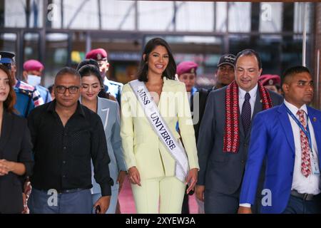 Die regierende Miss Universe Sheynnis Palacios (Mitte) wird am 29. August 2024 vom VIP-Terminal des Tribhuvan International Airport in Kathmandu, Nepal, begleitet. Es ist das erste Mal, dass eine regierende Miss Universe die Himalaya-Nation besucht. Palacios kommt in Kathmandu vor dem Miss Universe Nepal Schönheitswettbewerb, der für die nächste Woche geplant ist. Palacios wird beim 72. Miss Universe-Wettbewerb am 18. November 2023 im Gimnasio Nacional Jose Adolfo Pineda in San Salvador, El Salvador, zur Miss Universe 2023 gekrönt. Sie ist die Nachfolgerin von R’Bonney Gabriel aus den Vereinigten Staaten von Amerika zum cla Stockfoto