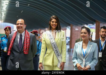 Die Reigning Miss Universe Sheynnis Palacios (Mitte) wird am 29. August 2024 am Tribhuvan International Airport Terminal in Kathmandu, Nepal, abgebildet. Es ist das erste Mal, dass eine regierende Miss Universe die Himalaya-Nation besucht. Palacios kommt in Kathmandu vor dem Miss Universe Nepal Schönheitswettbewerb, der für die nächste Woche geplant ist. Palacios wird beim 72. Miss Universe-Wettbewerb am 18. November 2023 im Gimnasio Nacional Jose Adolfo Pineda in San Salvador, El Salvador, zur Miss Universe 2023 gekrönt. Sie ist die Nachfolgerin von R’Bonney Gabriel aus den Vereinigten Staaten, um den Prestigiou zu beanspruchen Stockfoto