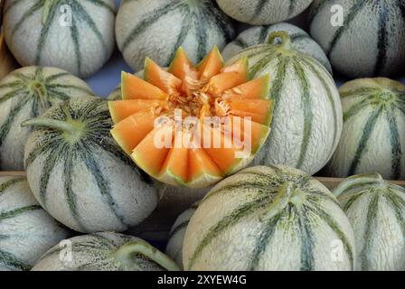 Galia-Melonen auf einem Marktstand in Arles, Provence, Provence-Alpes-Cote d'Azur, Südfrankreich, Frankreich, Europa Stockfoto