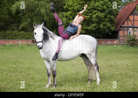 Pippilangstrumpf macht Akrobatik auf kleinen Onkel Stockfoto