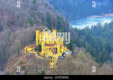 Schloss Hohenschwangau aus der Vogelperspektive mit See und bayerischen alpen, Füssen, Bayern, Deutschland, Europa Stockfoto