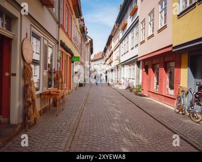 Erfurt, Deutschland - 22. Mai 2023: Gasse auf der Kaufmannbrücke, Kraemerbrücke in Erfurt. Sie wurde 1325 erbaut. Die einzige Brücke nördlich der Alpen Stockfoto