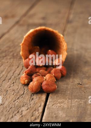 Eis mit organischen Haselnüsse auf einem rustikalen Holztisch Stockfoto