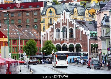 Bergen, Norwegen, 30. Juli 2018: Blick auf die Stadt mit Menschen und bunten traditionellen Häusern, Europa Stockfoto