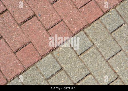 Rote und graue Pflastersteine auf einem Fußgängerweg Stockfoto