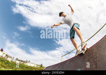 Junge, der einen Trick auf einer Rampe in einem Skatepark macht. Foto mit einem Platz für den Kopierbereich Stockfoto