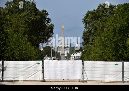 Während der Olympischen Spiele 2024 versammeln sich die Menschen im Tuileriengarten in Paris und genießen eine lebhafte Atmosphäre - Paris - Frankreich Stockfoto