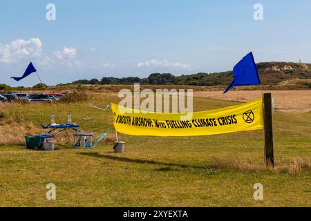 Hengistbury Head, Dorset, Großbritannien. August 2024. Extinction Rebellion BCP protestiert gegen das Bournemouth Air Festival, um das Love Not war with Kites of Peace Event zu feiern. Sie behaupten, dass das Luftfestival negative Auswirkungen auf die Umwelt hat, da Tonnen CO2 aus völlig frivolen Gründen in die Atmosphäre abgegeben werden und viele der fliegenden Flugzeuge Todesmaschinen sind, die für den Krieg gebaut wurden und in globalen Konflikten eingesetzt werden. Auch der Lärm der Flugzeuge kann für Menschen, die vor den jüngsten Konflikten geflohen sind, um Asyl zu suchen, auslösen. Quelle: Carolyn Jenkins/Alamy Live News Stockfoto