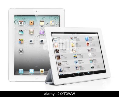 Zwei Apple iPad 2 Tablet-Computer Desktop und App können auf ihren Displays gespeichert werden. Isoliert auf weißem Hintergrund Stockfoto