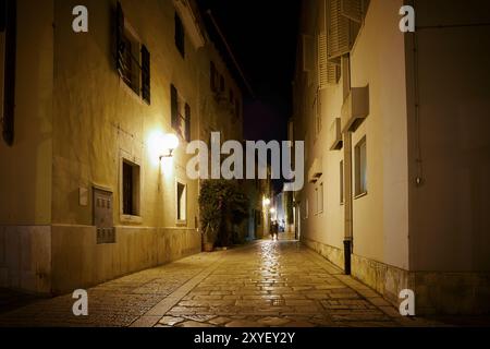 Gasse im historischen Stadtzentrum von Porec in Kroatien an der Sp Stockfoto