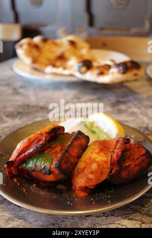 Indische Küche: Paneer Tikka (frischer Käse gewürzt und im Tandoor gegrillt) Stockfoto