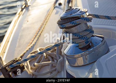 Winde an Bord einer Segelyacht Stockfoto