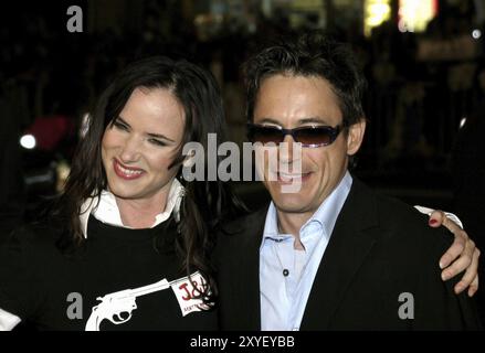 HOLLYWOOD, KALIFORNIEN, 16. NOVEMBER 2004: Juliette Lewis und Robert Downey Jr. bei der Premiere von Alexander in Los Angeles im Grauman's Chinese Theate Stockfoto