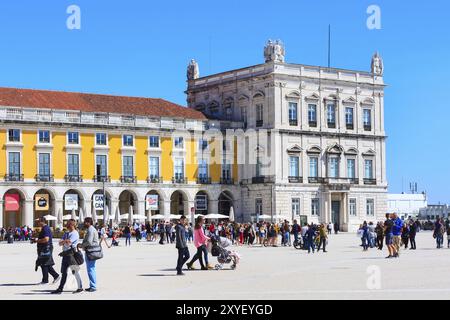 Lissabon, Portugal, 27. März 2018: Praca do Comercio oder Handelsplatz, Menschen- und Häuserblick, Europa Stockfoto