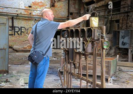 Ein Besucher in einer stillgelegten Fabrik Stockfoto