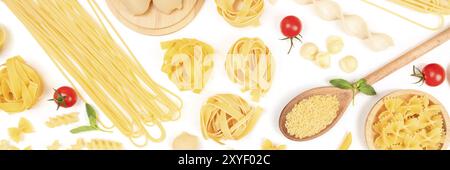 Ein Panorama der italienischen Pasta auf einem weißen Hintergrund. Ein Banner mit Spaghetti, pappardelle, orzo, farfalle und andere Arten, mit Tomaten und Basilikum Stockfoto